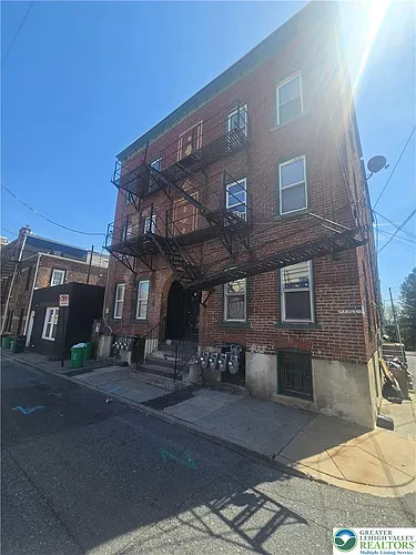 450 W Maple St Photo 1