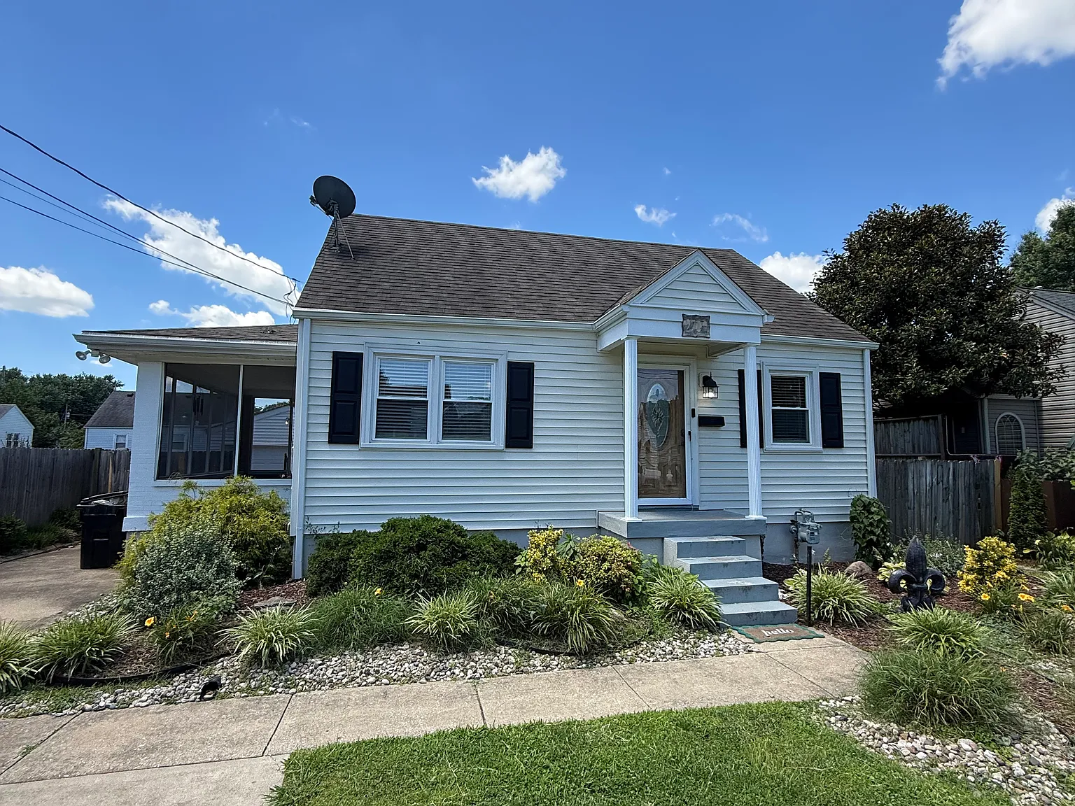 3 bed, 980 sqft, $1,750 — Photo 1