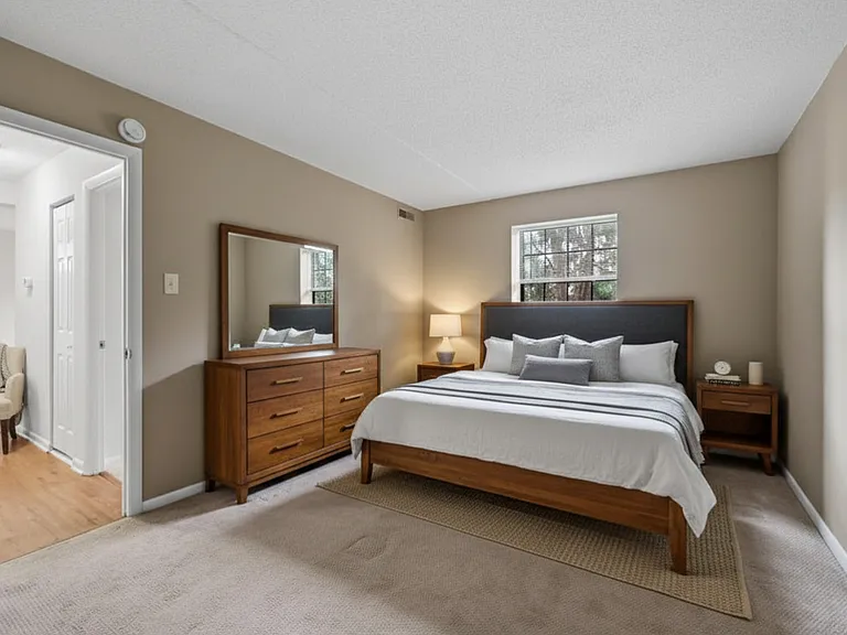 2402 Pond View Dr — Photo 4