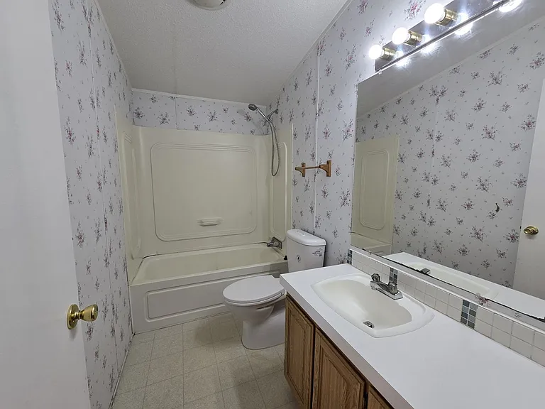 2032 NE Klamath Ave — Photo 13