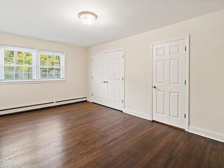 Newtonian Garden Apartments — Photo 13