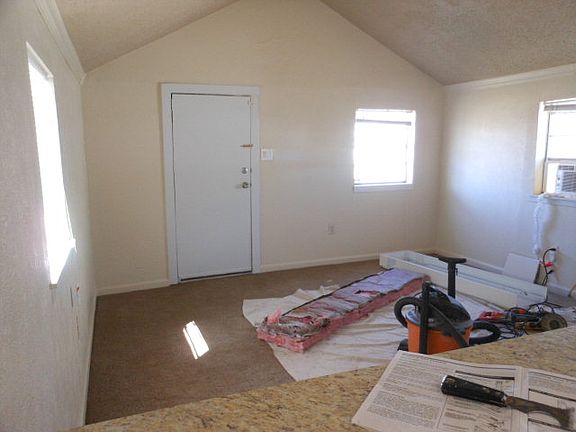 4th image of 808 E 4th St