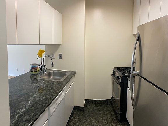 4th image of 1 Irving Pl APT V14e