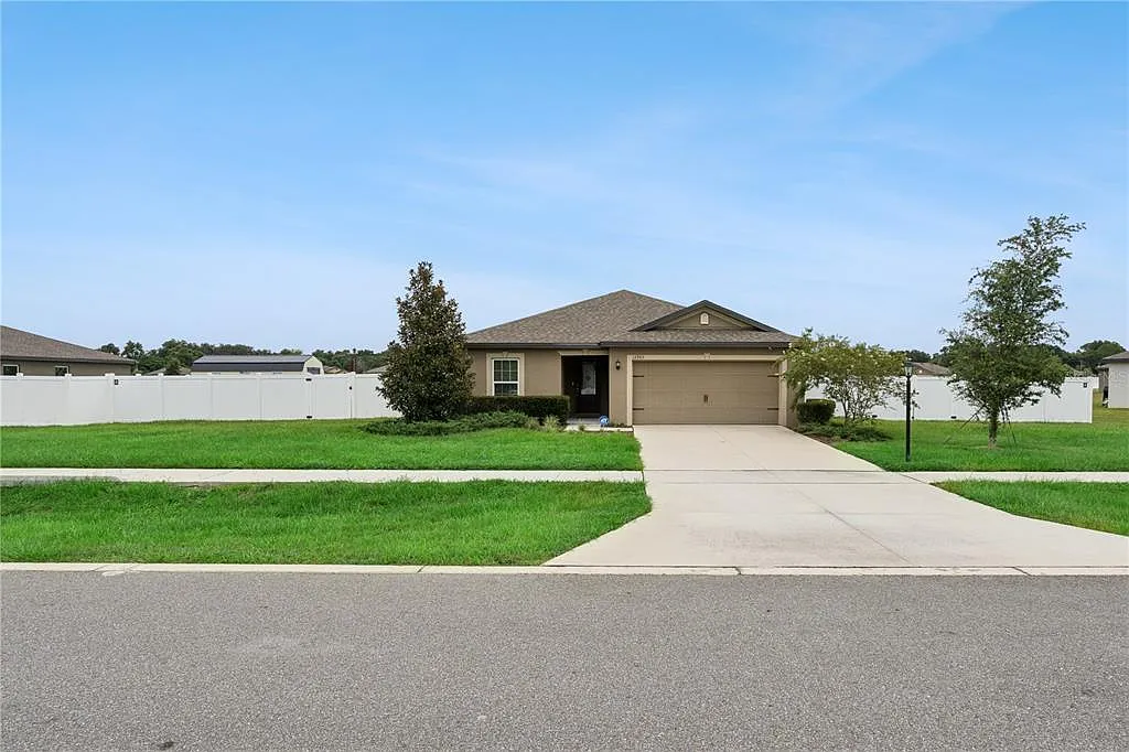 3 bed, 2.0 bath, 1401 sqft, $2,375 — Photo 3