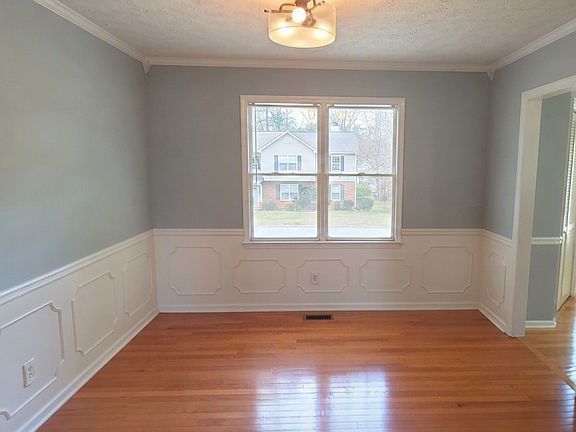 5th image of 736 Jamie Way NE