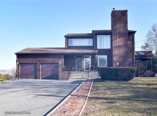 2 Essex Dr, Westerly, RI 02891