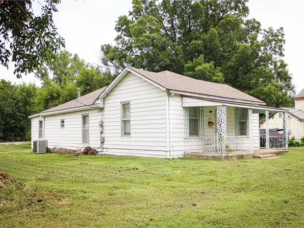 203 E Elm St, Clinton, MO 64735