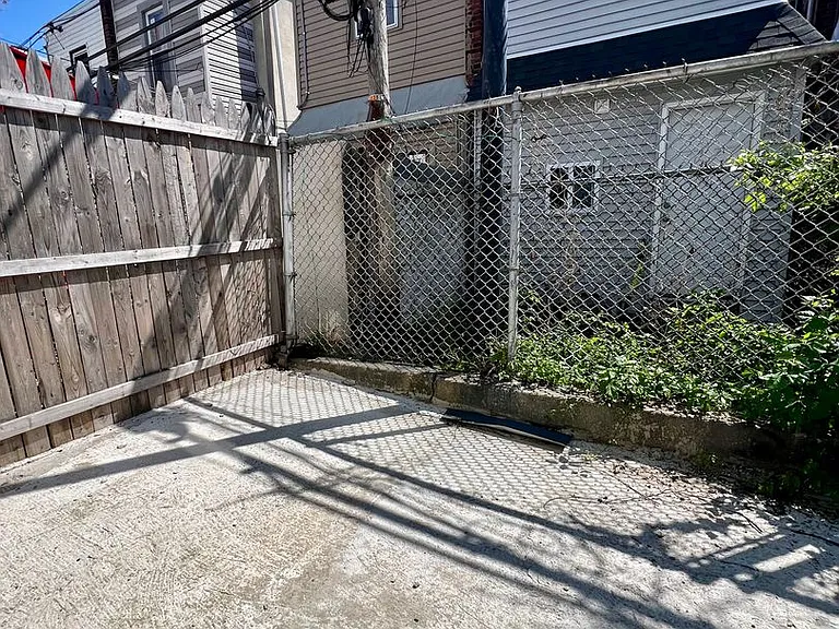 124 E Wishart St — Photo 22