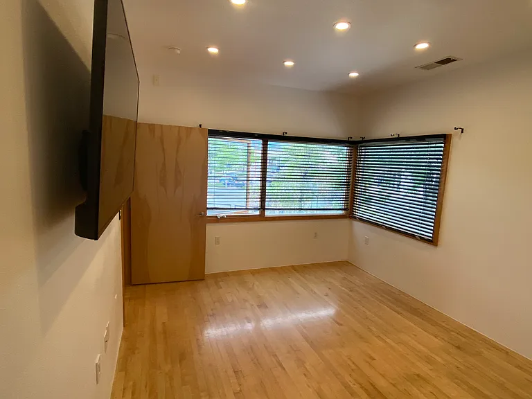 9339 Hilton Ave NE — Photo 18