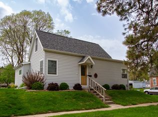 915 W 2nd St, Pella, IA 50219