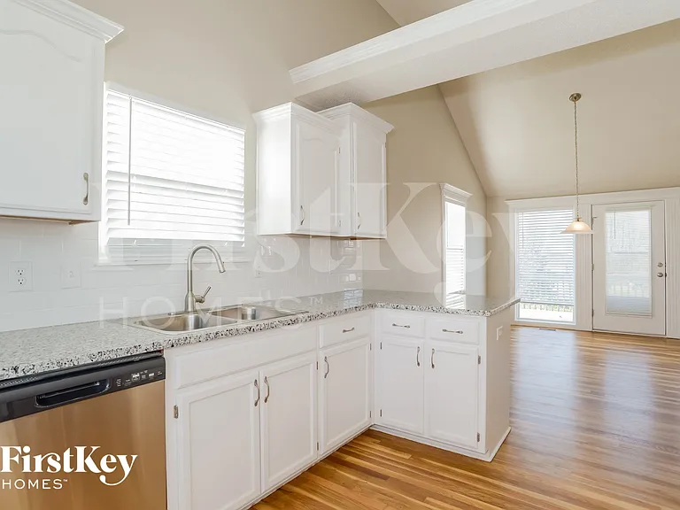 728 Corrington Dr — Photo 6