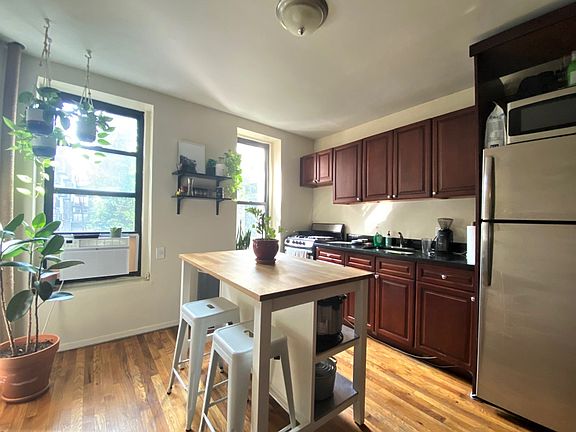 3rd image of 1555 York Ave APT 3S