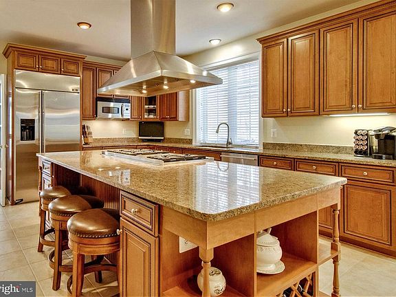 Huge island for entertaining