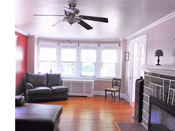 3rd image of 824 Childs Ave