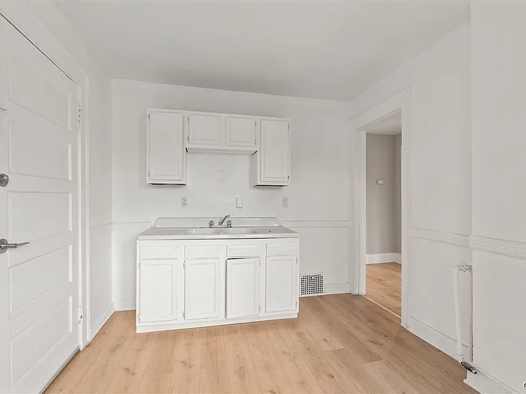 712 Oak St — Photo 2