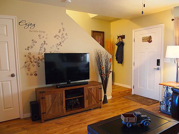 2nd image of 930 N Newberg Dr #1