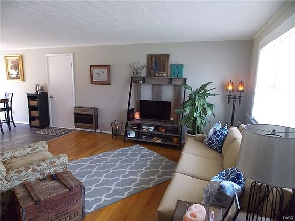 4th image of 608 Desales St