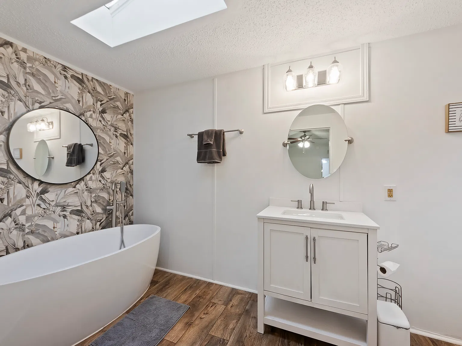 2 bed, 1056 sqft, $2,300 — Photo 2
