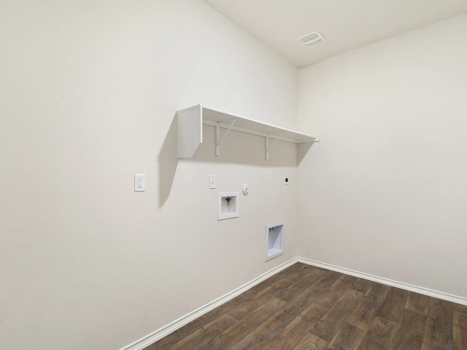 5 bed, 2493 sqft, $1,900 — Photo 2