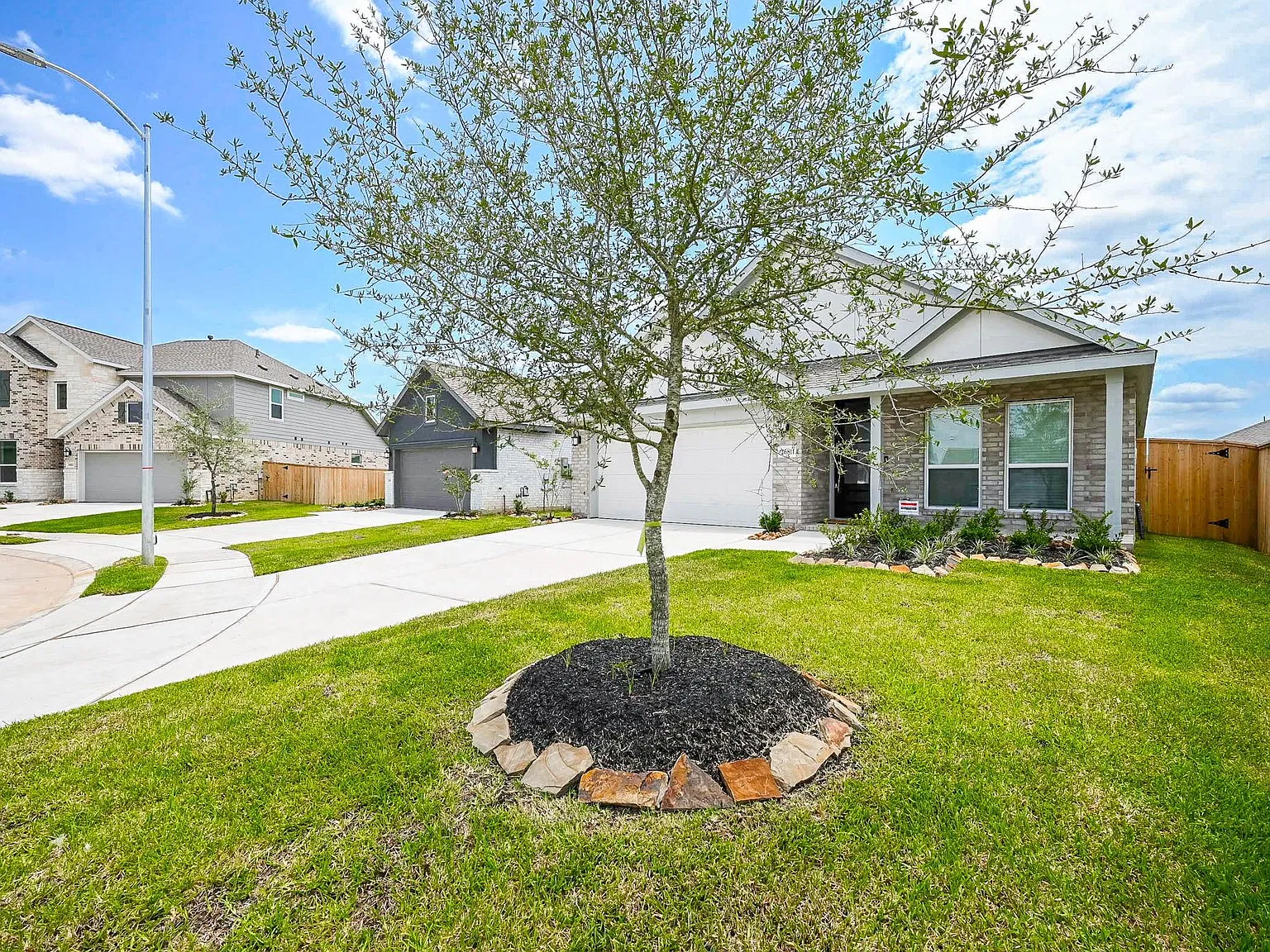 4 bed, 2.0 bath, 1920 sqft, $2,300 — Photo 2