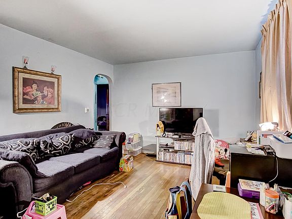 4th image of 2264 Ontario St