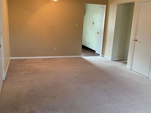 2nd image of 320 Maplewood Dr APT 5