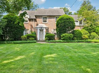 21 Orchard Dr, Williston Park, NY 11596