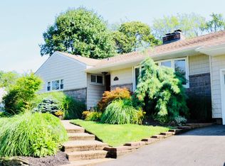 98 Laurel Dr, Massapequa Park, NY 11762