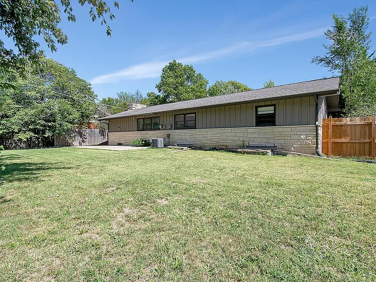 1401 N Stratford Ln — Photo 22