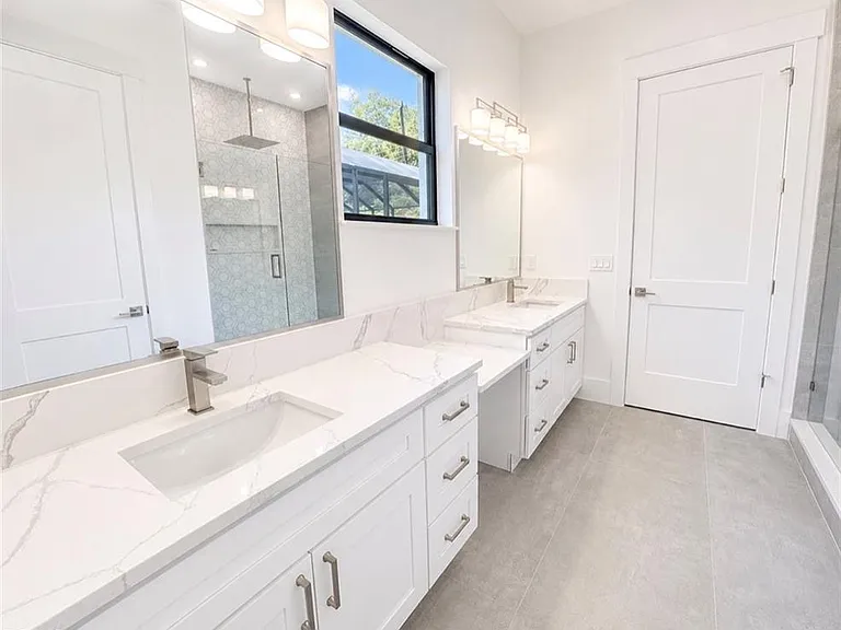 2727 Van Buren Ave — Photo 9