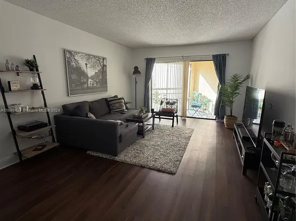 8290 NW Lake Dr #514, Miami, FL 33166