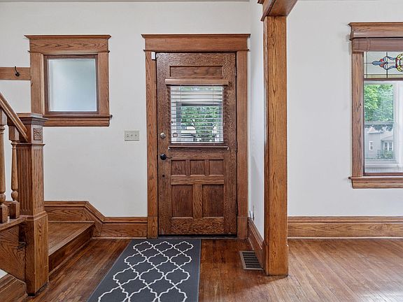 3rd image of 884 Thomas Ave