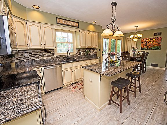 5th image of 218 Elmhurst Cir