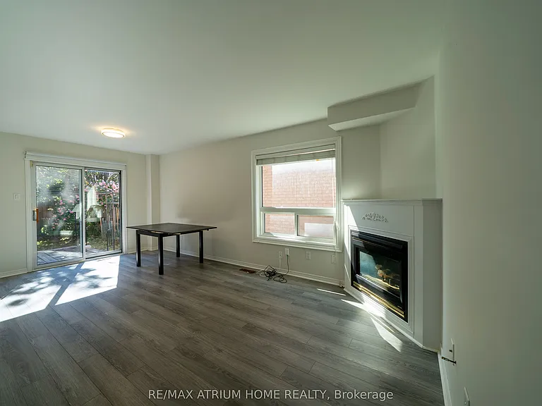179 Elena Cres — Photo 4