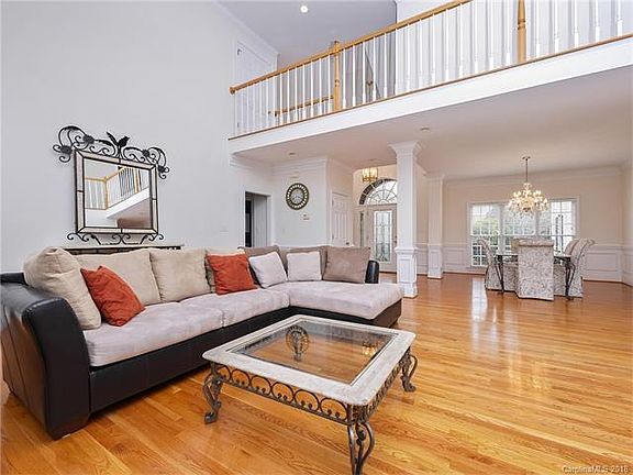 5th image of 2332 Woodridge Dr