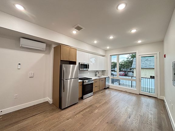 4th image of 40 Lembeck Ave #208