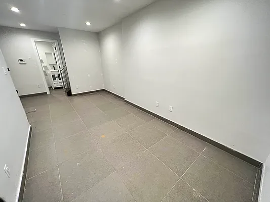 Rented by Tapiro Realty | media 8