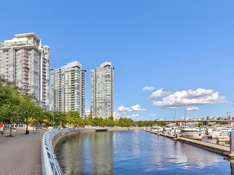 1077 Marinaside Cres #2201 — Photo 30