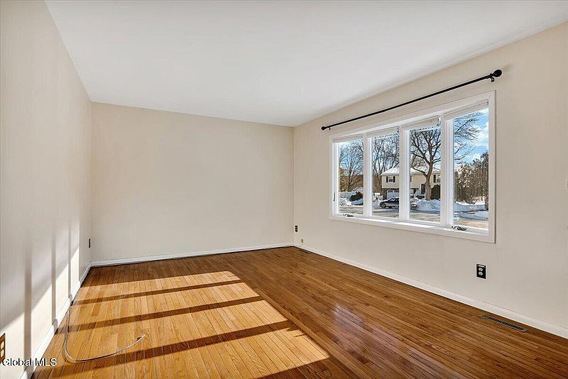 5th image of 27 Lois Court