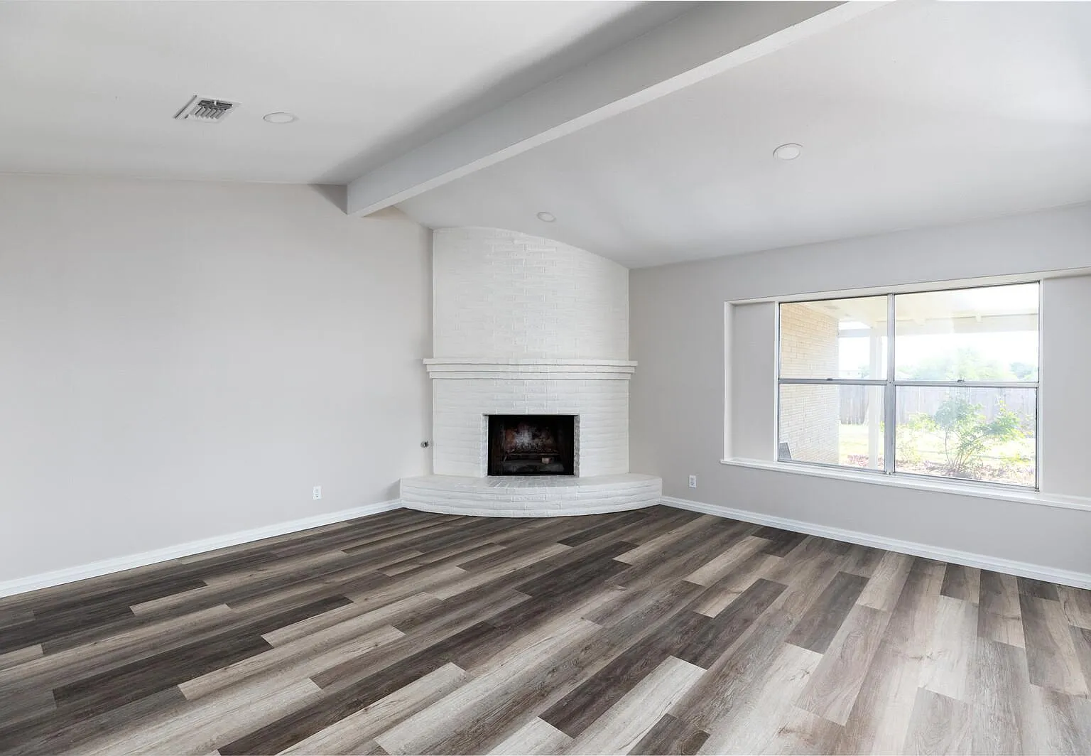 3 bed, 1354 sqft, $1,750 — Photo 2
