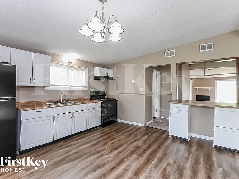 805 Robinwood Dr — Photo 8