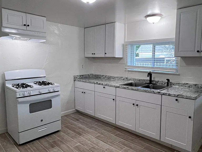 230 W Pinedale Ave — Photo 9