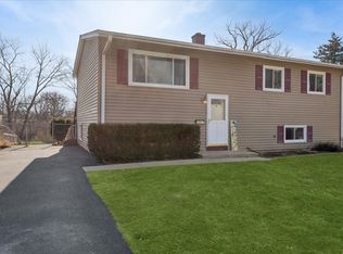 36615 N Streamwood Dr, Gurnee, IL 60031