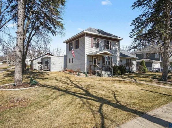 602 NE 1st St, Madison, SD 57042