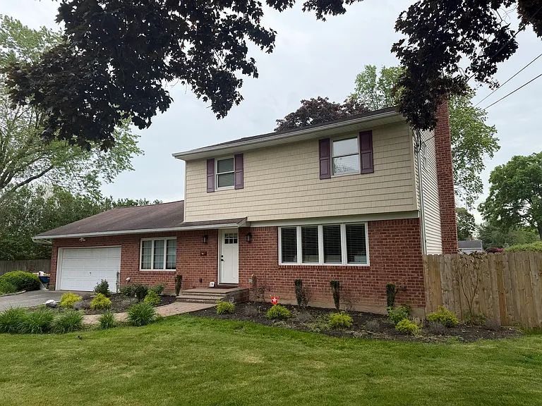 18 Amalia Ln — Photo 1