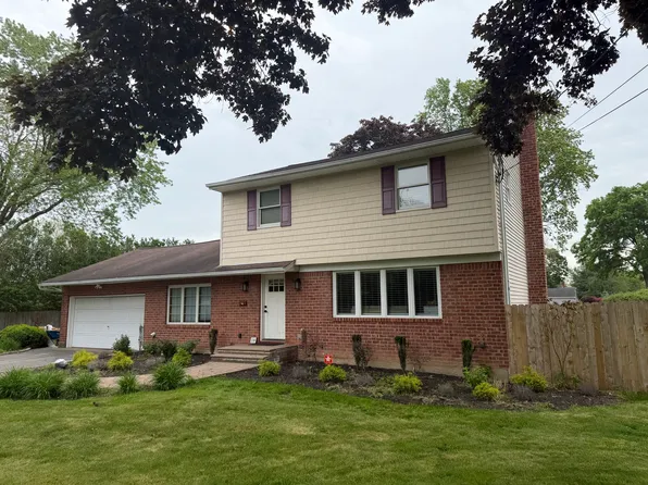 18 Amalia Ln, Commack, NY 11725