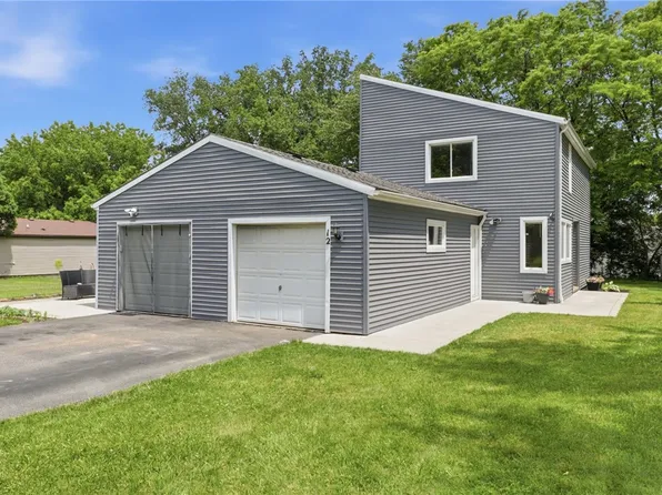 12 Hanningfield Cir, Fairport, NY 14450