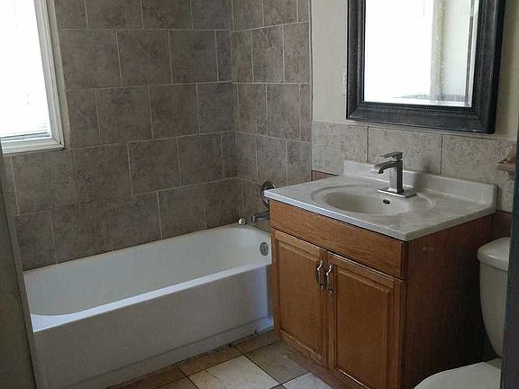 3rd image of 224 Avon St N APT 2