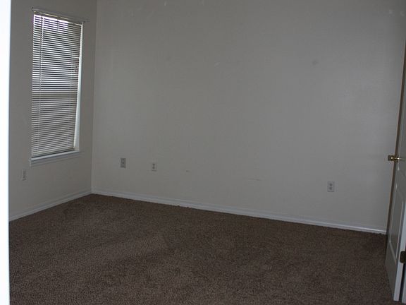 4th image of 419 Whirlaway Ct