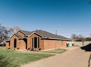 801 Sugarbush Ln, Burkburnett, TX 76354